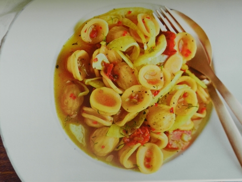 Orecchiette (pasta ) sa komoračom, čilijem i šafranom